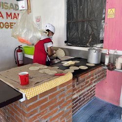 Tacos de Guisado "Ely" - Lady making tortillas