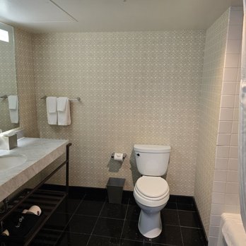 Kimpton Hotel Vintage Seattle - Huge bathroom,  fluffy towels. - Hotels Near Me - Seattle, Washington