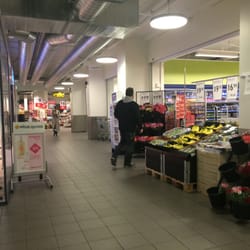Torshov Torg - Torshov Torg sett fra inngangen, med Rema 1000 til høyre, Nille rett fram og Vitusapotek til venstre.