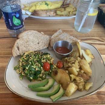 Hatch 44 Cafe - Scrambled tofu, quinoa, spinach, avocado, sprinkled with fresh parsley and side of sriracha - Cafes Near Me - Metuchen, New Jersey