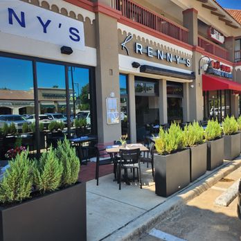 Renny's - Renny's patio with garage doors open - Bars Near Me - Dallas, Texas