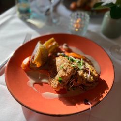 Strandcafe - Gebratenes Welsfilet  Mit geschmorten Fenchel, Birnen Weißweinsauce, Süßkartoffelpüree und karamellisierten Nüssen