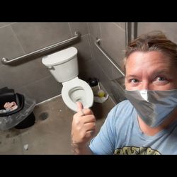 7-Eleven - The whole bath is dirty
