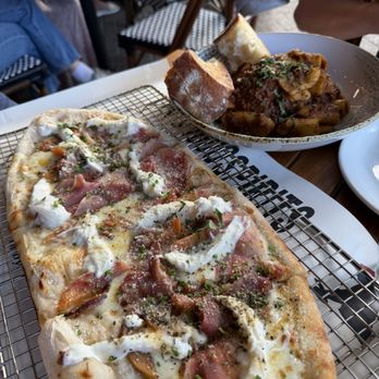 Von's 1000Spirits - Stone fruit and burrata flatbread, bolognese with ciabatta in the back - Cocktail Bars Near Me - Kirkland, Washington Von's 1000Spirits - Stone fruit and burrata flatbread, bolognese with ciabatta in the back - Cocktail Bars Near Me - Kirkland, Washington