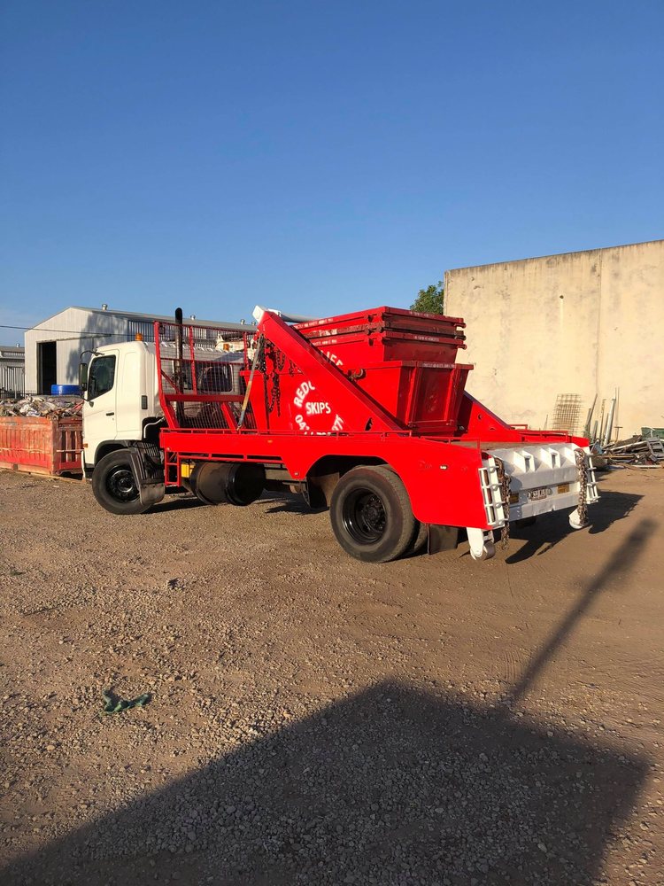 REDCLIFFE SKIP BIN HIRE 26 Beach St, Kipparing Queensland, Australia Junk Removal & Hauling