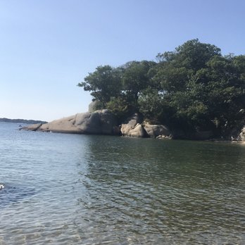 Halfmoon Beach - View of the right side of the beach - Beaches Near Me - Gloucester, Massachusetts