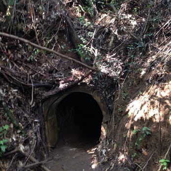 Mo'ole Valley - The tunnel you walk through - Hiking Near Me - Honolulu, Hawaii Mo'ole Valley - The tunnel you walk through - Hiking Near Me - Honolulu, Hawaii
