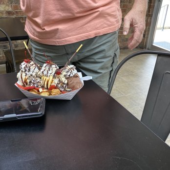 Vargas Fruiteria - Waffle Split - Ice Cream & Frozen Yogurt Near Me - Fort Smith, Arkansas