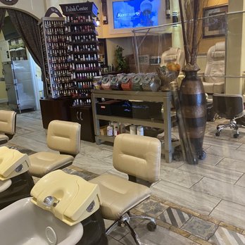 The Bello Nails Bar - Lovely decor - Nail Salons Near Me - Tampa, Florida The Bello Nails Bar - Lovely decor - Nail Salons Near Me - Tampa, Florida