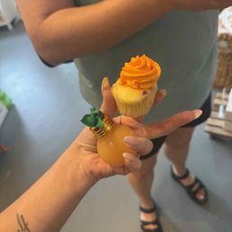 Cupcake and boozie drink