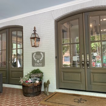 Chateau Bourbon - Front porch - Bed & Breakfast Near Me - Louisville, Kentucky