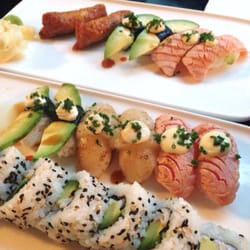 Sushibar+Wine - Perussetti: Sushibar-lajitelma, Inari + extra Stravocado ja Grilled shake nigiri.