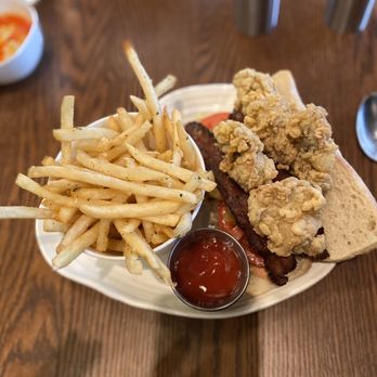 Saltine - Oyster po boy - Seafood Near Me - Norfolk, Virginia Saltine - Oyster po boy - Seafood Near Me - Norfolk, Virginia