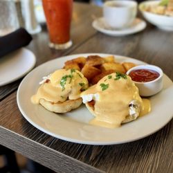 Crescent Bistro - Eggs Benedict