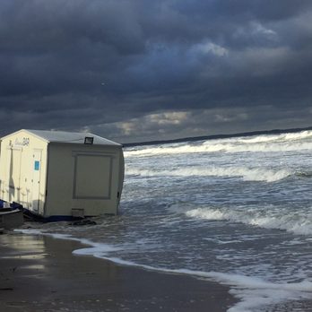 Strandservice Binz - Imbissbude bei Sturmflut - Beach Equipment Rentals Near Me - Ostseebad Binz, MV