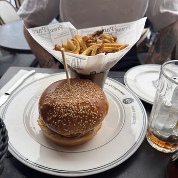 Les Antiquaires - Cheeseburger and fries - Bistros Near Me - Paris, 75 Les Antiquaires - Cheeseburger and fries - Bistros Near Me - Paris, 75