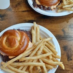 Smashburgers with fries