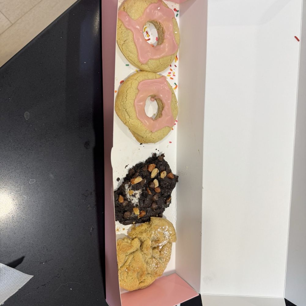 Crumbl - Centerville - Donut, Rocky road and Kentucky butter - Bakeries Near Me - Centerville, Utah Crumbl - Centerville - Donut, Rocky road and Kentucky butter - Bakeries Near Me - Centerville, Utah