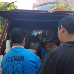 Camioneta Roja - Hay pan, tamales, chilaquiles, gelatinas