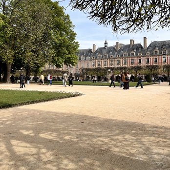 Place des Vosges - Parks Near Me - Paris, 75