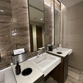 Delta Sky Club - Women's restroom. Clean - Airport Lounges Near Me - Austin, Texas Delta Sky Club - Women's restroom. Clean - Airport Lounges Near Me - Austin, Texas