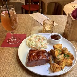 Restaurace Maitrea - Roasted vegan ribs in smoky bbq marinade, sencha rose kombucha