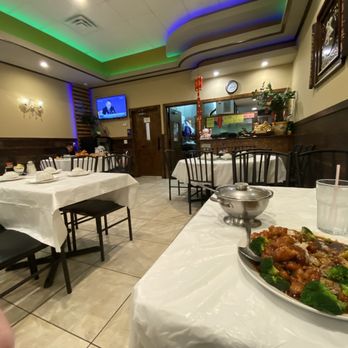 Lucky Dragon 龍圖飯店 - I was the only person here the entire time. - Cantonese Near Me - Houston, Texas