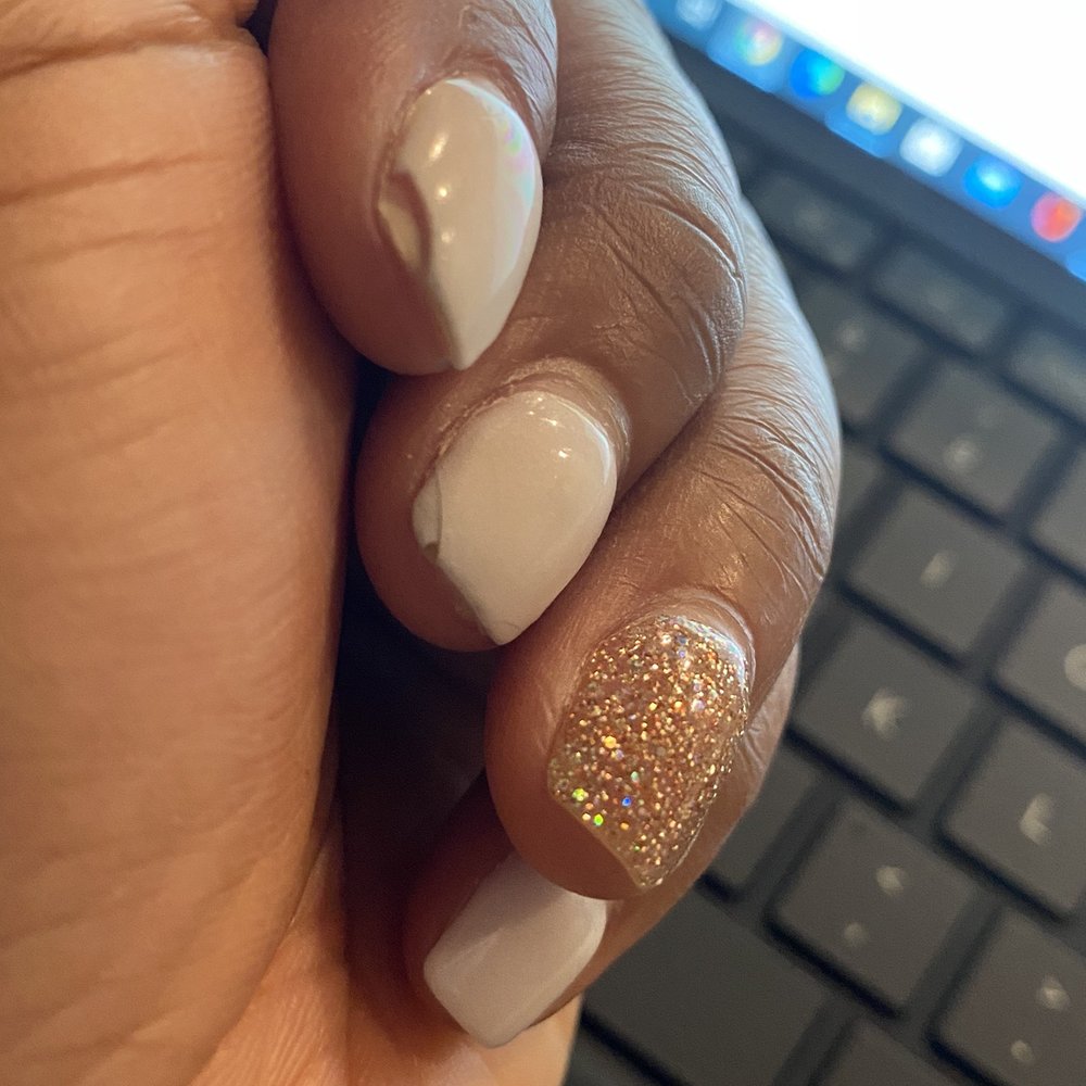 Broken after just five days. This is a first in my 5+ years of getting gel & dip done
