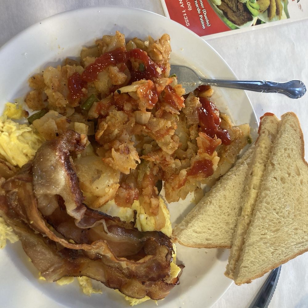 El Gustazo - Scrambled eggs with/bacon, toast, and home fries. - Colombian Near Me - Flushing, New York