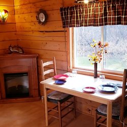 Riverbend Cabins - Chinook Cabin dining area