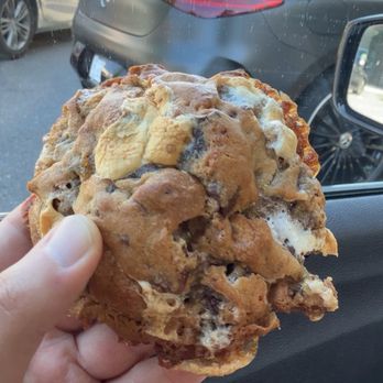 Beverly Hills Cookies - S'mores - Desserts Near Me - Beverly Hills, California Beverly Hills Cookies - S'mores - Desserts Near Me - Beverly Hills, California