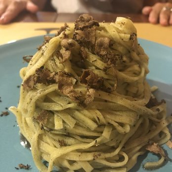 La Vinaina - Spaghetti with olive oil and fresh shaved truffles - Tuscan Near Me - Florence, FI La Vinaina - Spaghetti with olive oil and fresh shaved truffles - Tuscan Near Me - Florence, FI