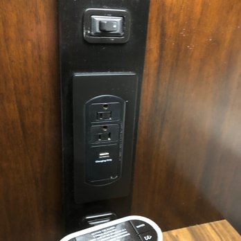 Richmond Marriott Short Pump - The USB outlets worn out and nothing would stay. - Hotels Near Me - Glen Allen, Virginia