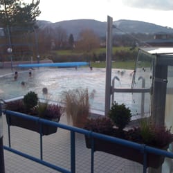 Aqualon Therme - Vordergrund: Aussenbecken 32°C warm, Hintergrund: Schweizer Jura