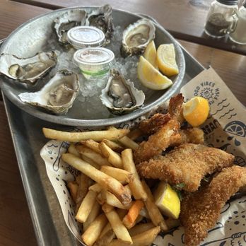 Fishetarian Fish Market - Half dozen Raw Oysters, Fish and Chips Combo with fish and prawns - Seafood Near Me - Bodega Bay, California