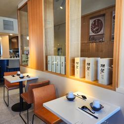 Mikaku Udon Bar - Seating area