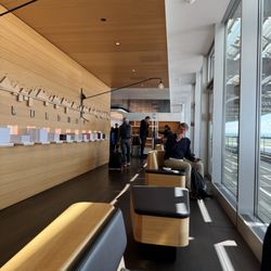 Swiss Senator Lounge E - View towards whiskey bar