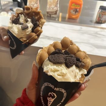 CRMD - BLACK VANILLA W OREO - Ice Cream & Frozen Yogurt Near Me - Columbus, Ohio