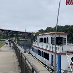 Paradise Charter Cruises and Minneapolis Queen - The boat