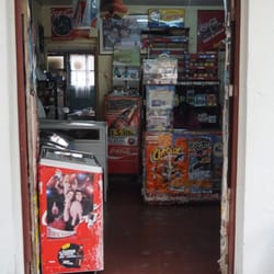 El Descanso - Por dentro se ve como cualquier minimarket de barrio.