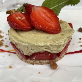 L'Epicurien - Beautiful presentation of the pistachio dessert - French Near Me - Grenoble, 38