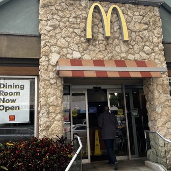 McDonald's - Restaurant has no toilet. - Fast Food Near Me - Honolulu, Hawaii McDonald's - Restaurant has no toilet. - Fast Food Near Me - Honolulu, Hawaii