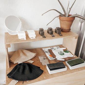 【あかずきんさん専用】Custom Souvenir Shop ROAD Iraqi Craftsman Works His Souvenir Shop Editorial Stock Photo