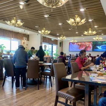Golden Delight #1 - lunch crowd... restaurant is bright and clean - Vietnamese Near Me - Rosemead, California