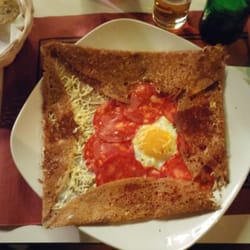 C'est la Vie - Gallet (?!) "La Roja", o especie de crepe rellena de chorizo, queso y huevo. Segundo plato del menú, muy bueno!