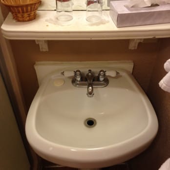 Cinnamon Bear Inn - The shelf right above the sink made it hard to bend down to wash your face. - Hotels Near Me - Mammoth Lakes, California