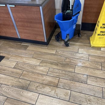 Wendy's - Dirty dirty area - Fast Food Near Me - Mount Pleasant, South Carolina