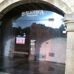 Biblioteca Franciscana - Entrada principal a la Biblioteca Franciscana.