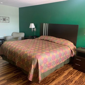 Hearthstone Inn - King size bedroom with chair and ottoman - Hotels Near Me - Lafayette, Tennessee Hearthstone Inn - King size bedroom with chair and ottoman - Hotels Near Me - Lafayette, Tennessee