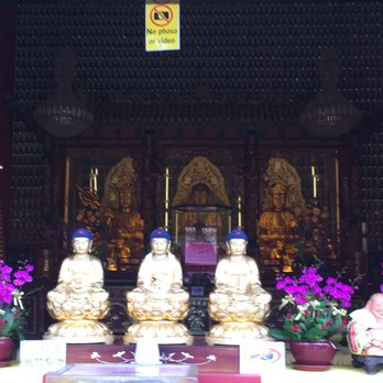 萬佛寺 - Right outside - Buddhist Temples Near Me - Hong Kong, HK